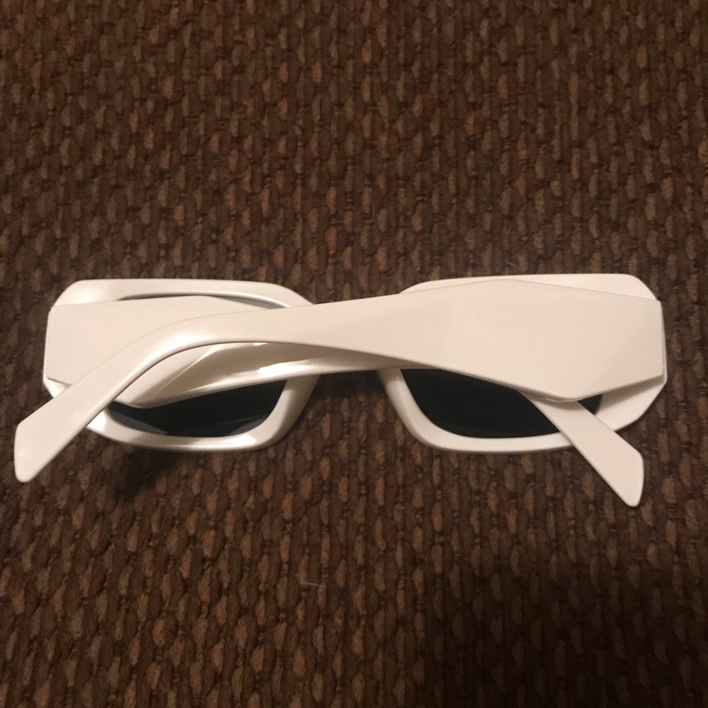 Gorgeous white sunnies - Picture 3 of 3